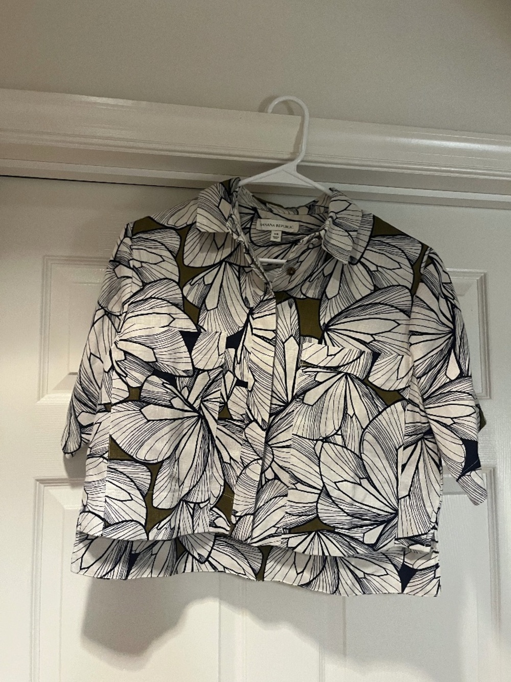 Banana Republic Cropped Floral Button Up XS